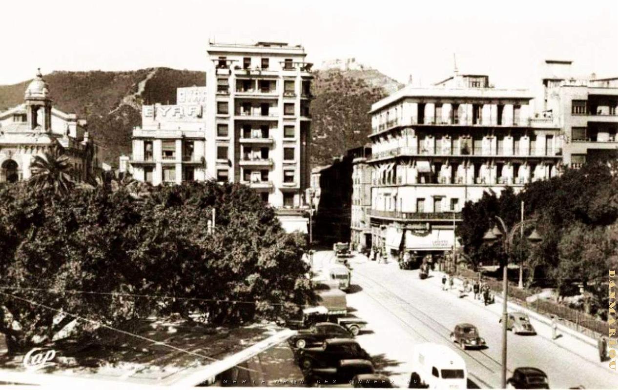 PA c- 031- Place d'Armes- trams et autobus.jpg